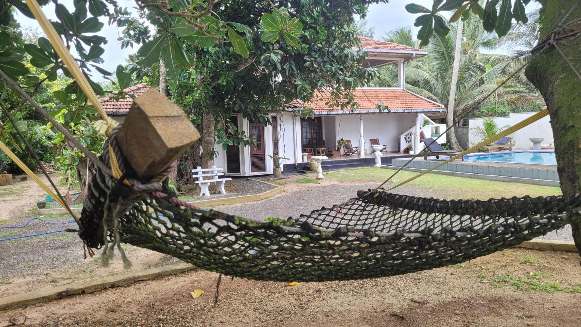 Villa Sea Sprays Hikkaduwa Buitenkant foto