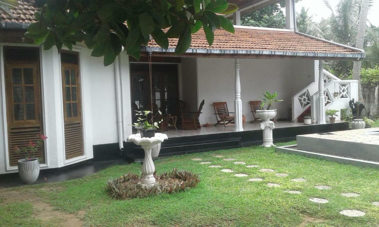 Villa Sea Sprays Hikkaduwa Buitenkant foto