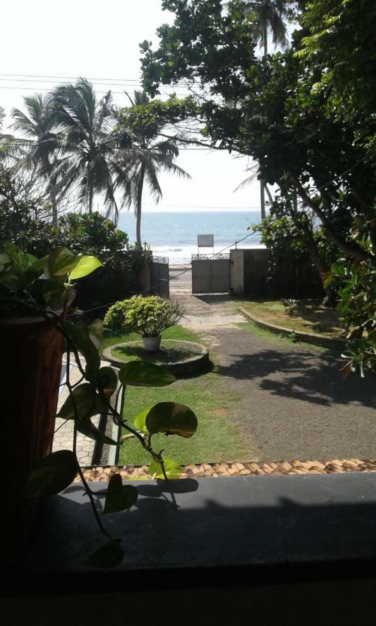 Villa Sea Sprays Hikkaduwa Buitenkant foto