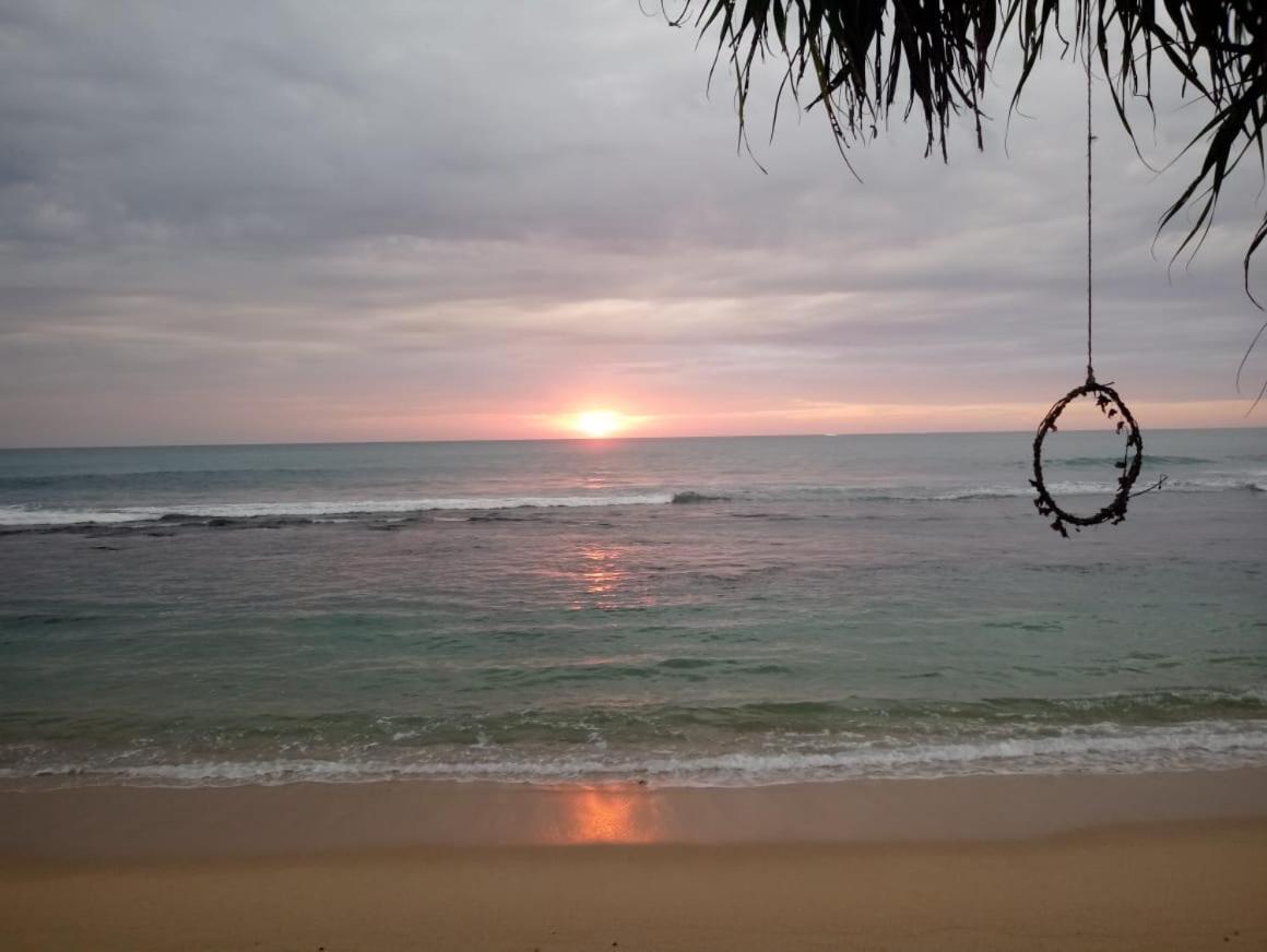 Villa Sea Sprays Hikkaduwa Buitenkant foto